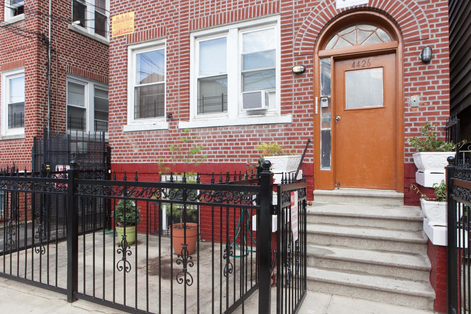 Studio, One And Two Bedroom Apartments - Bronx Ню Йорк Екстериор снимка
